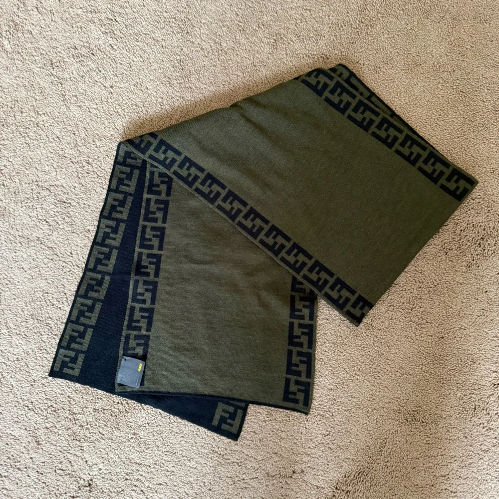 Authentic Fendi unisex pure wool black green double sided Scarf
